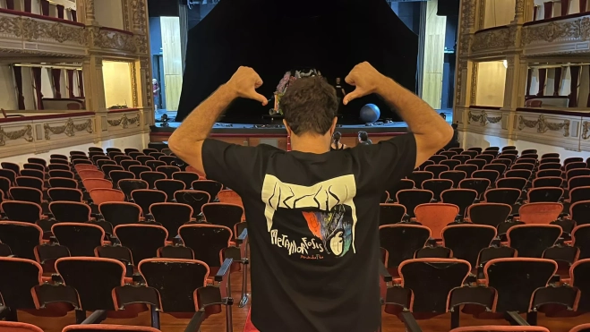 Carlos Pedrós, componente de Abubukaka, con la camiseta de La metamorfosis en el Teatro Guimerá / AH / BELA CABRERA Carlos Pedrós, componente de Abubukaka, con la camiseta de La metamorfosis en el Teatro Guimerá / AH / BELA CABRERA