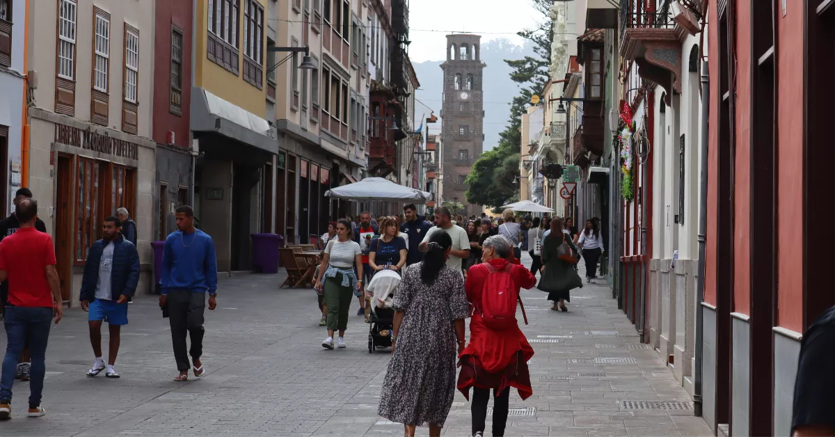 Varias personas pasean por una calle del municipio de La Laguna (Canarias). / ATLÁNTICO HOY