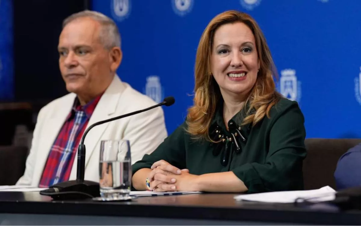 Tenerife lanza el cheque guardería de hasta 800 euros para 6.000 familias . En la imagen, Efraín Medina, consejero de Empleo y Educación, y Rosa Dávila, presidenta del Cabildo de Tenerife. / AH