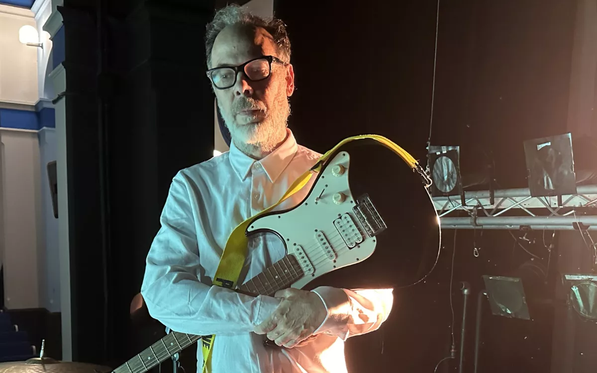 El artista Gregorio Viera llega a la Sala Insular con su espectáculo, titulado 'Letras, dientes, guitarra eléctrica y otras acumulaciones'. / AH