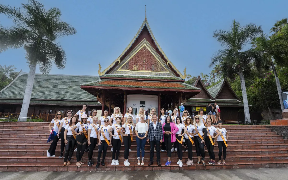 Las candidatas de Mrs Universe posan en las instalaciones de Loro Parque. / AH