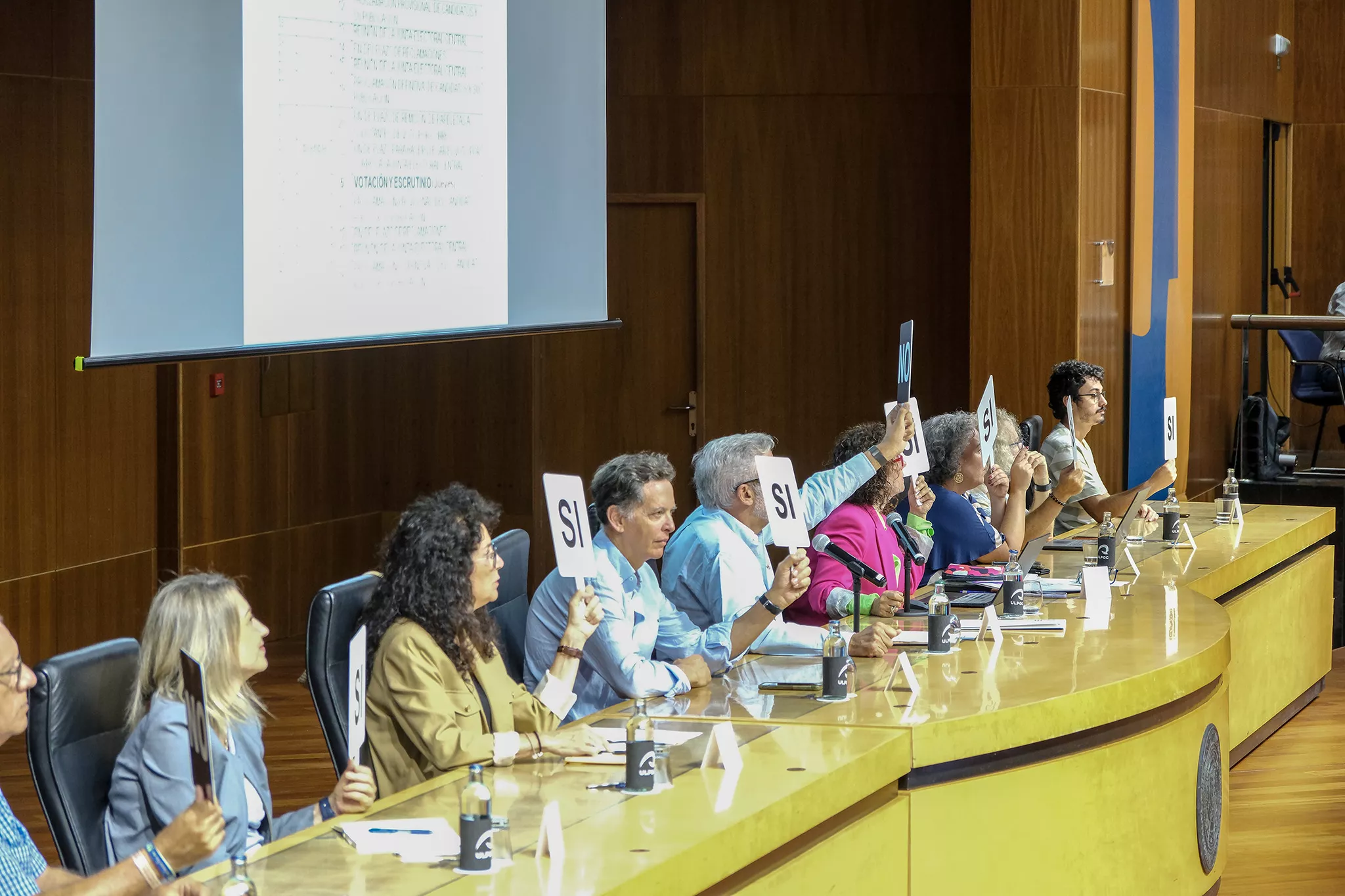 La ULPGC se prepara para elegir a su nuevo rector o rectora el 5 de diciembre. En la imagen, el Claustro extraordinario que aprobó el calendario. / AH
