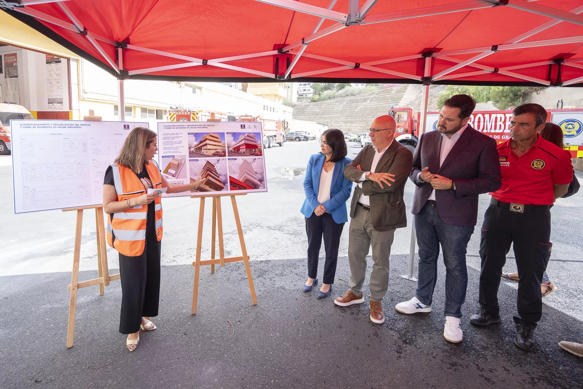 En la imagen, Carolina Darias, Antonio Morales, Josué Íñiguez y Sebaatián Jaén siguen con atención las explicaciones de una arquitecta sobre la remodelación del Parque de Bomberos de Miller Bajo. / DAVID DELFOUR-CABILDO DE GRAN CANARIA