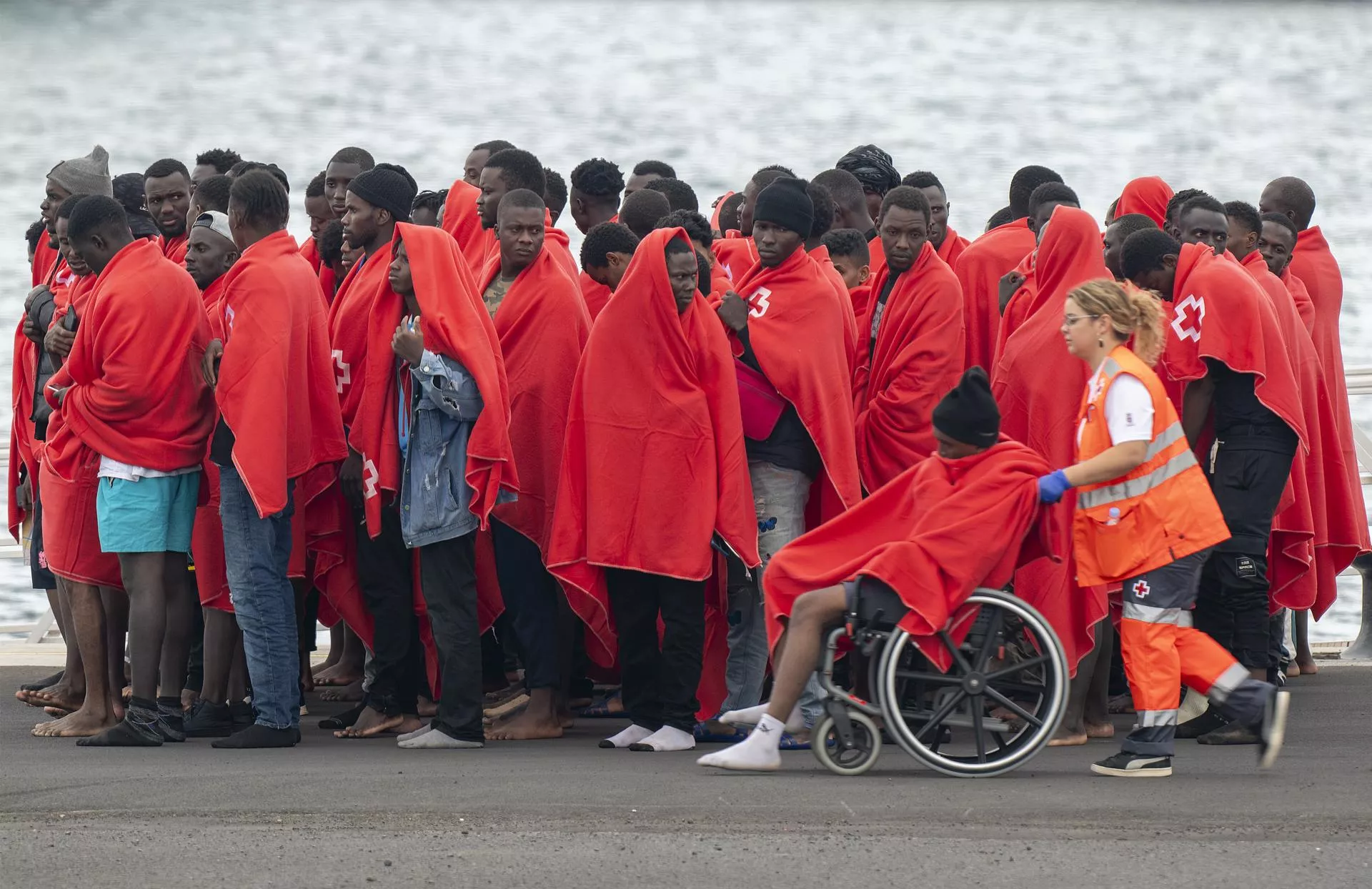 Grupo de inmigrantes que fue rescatado este miércoles por Salvamento Marítimo cerca de las costas de Lanzarote. / ADRIEL PERDOMO-EFE