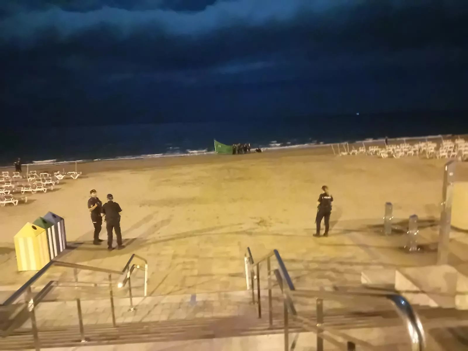 Una patera llega de noche a Playa del Inglés. / AH