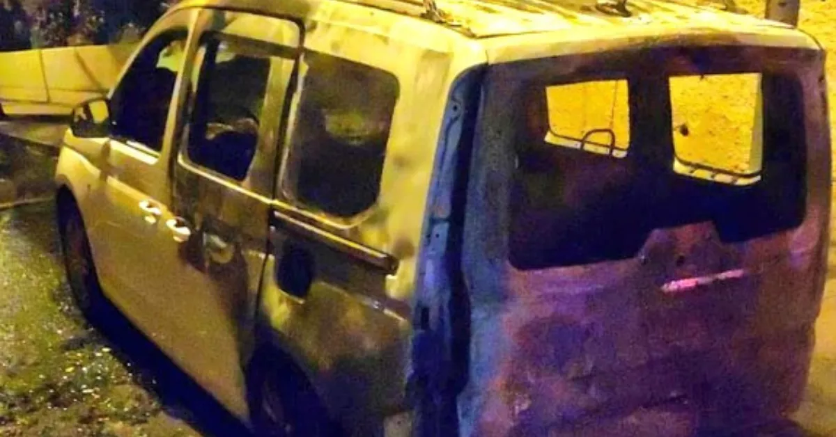 Imagen de uno de los vehículos afectados durante la quema de contenedores. / POLICÍA LOCAL SANTA CRUZ DE TENERIFE