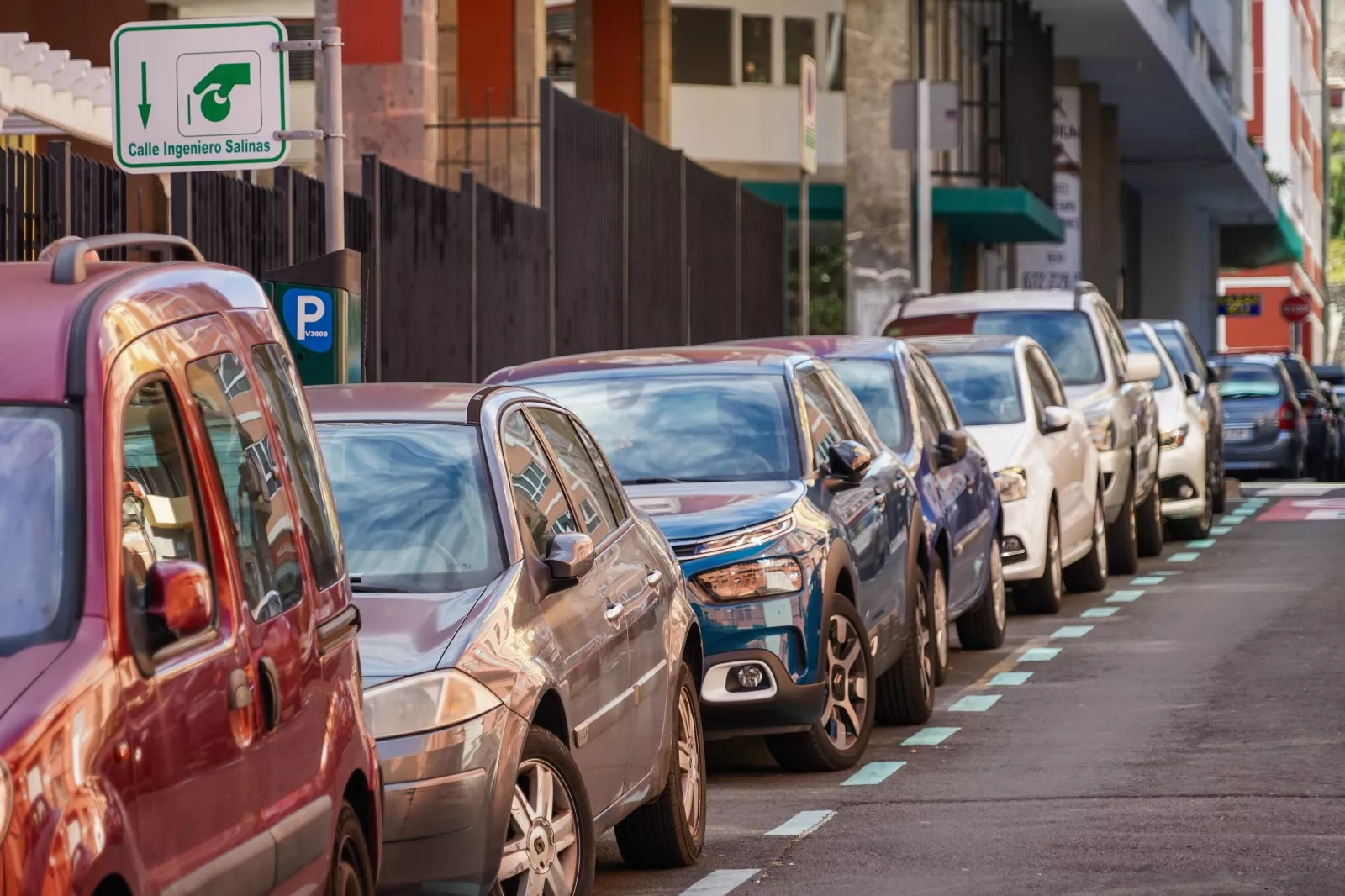 En la imagen, una zona verde de aparcamiento en Las Palmas de Gran Canaria, cuya gestión financiera es cuestionada por el Tribunal de Cuentas. / SAGULPA