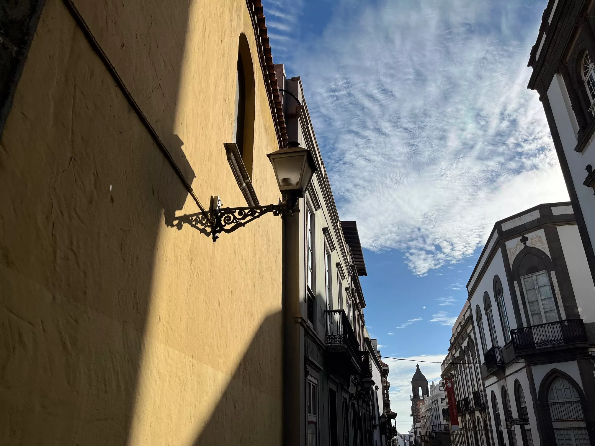Perfect days. En la imagen, sombras en una fachada de Vegueta  el 16 de octubre de 2024. / SANTIAGO GIL
