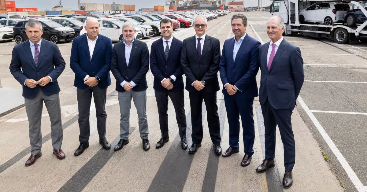 Manuel Domínguez y Fernando Clavijo con los consejeros de Car Canarias en la presentación de la campa de coches en la terminal de Boluda. EFE / QUIQUE CURBELO