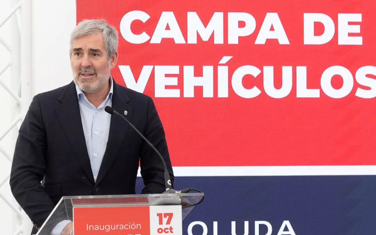 Canarias se cansa de esperar: Clavijo, en la imagen durante la inauguración de la terminal de vehículos de Boluda en el Puerto de Las Palmas, advierte a PSOE y PP sobre la crisis de menores migrantes. / QUIQUE CURBELO-EFE