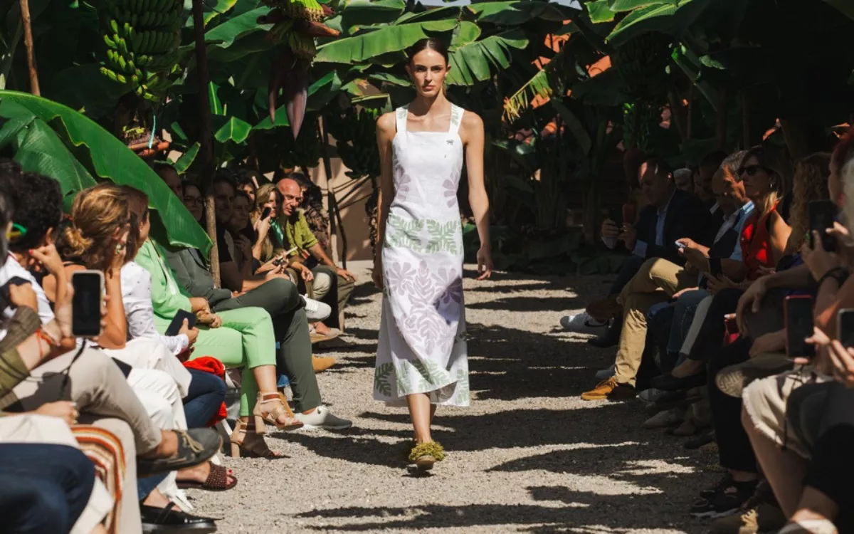 Canarias se viste de verde. En la imagen, una de las modelos luce uno de los diseños de las Jornadas de Moda Sostenible. / PROEXCA