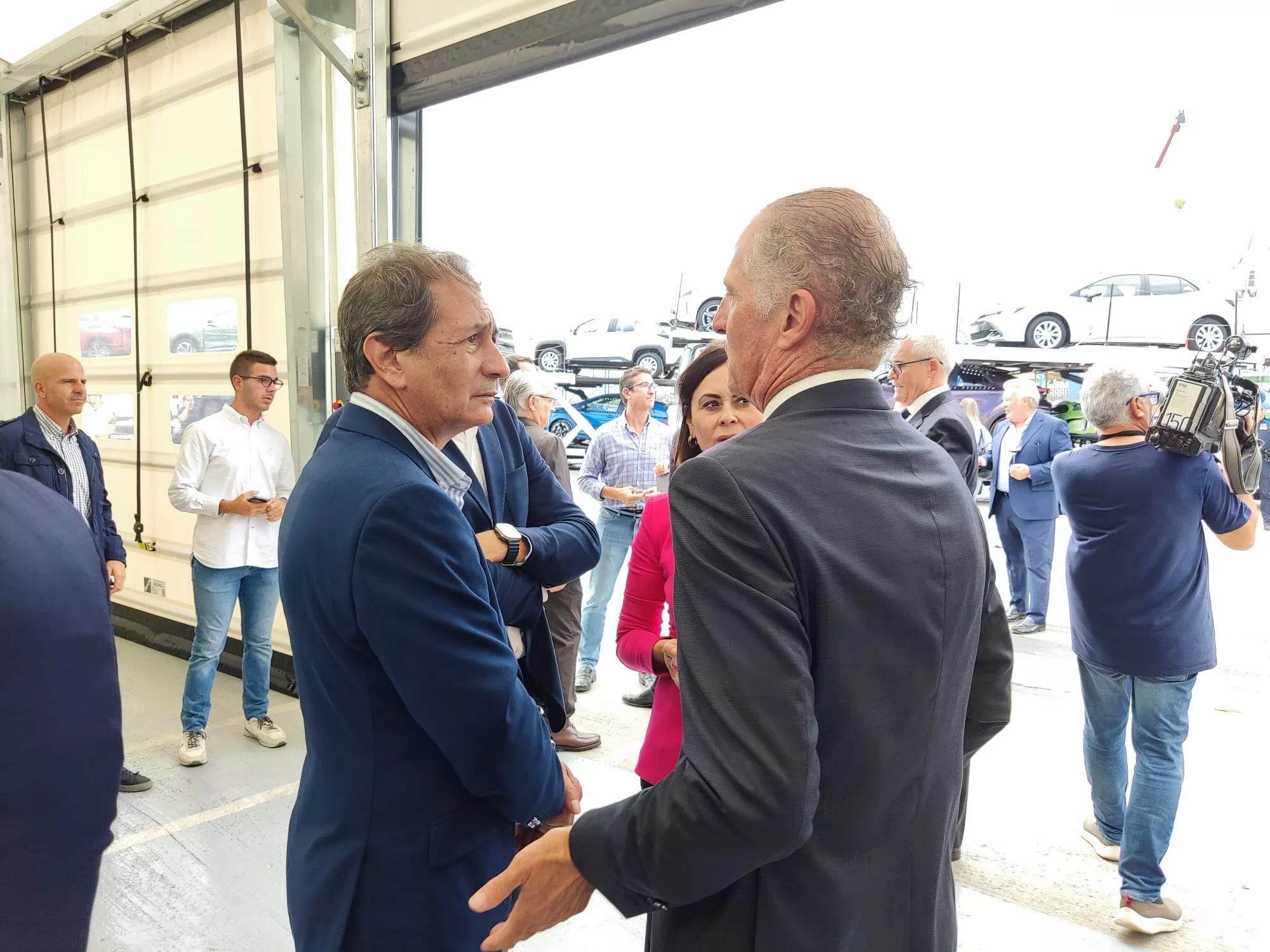 El presidente de la Cámara de Comercio de Gran Canaria, Luis Padrón, habla con el de Car Canarias y Grupo Ari, Fernando González / AH