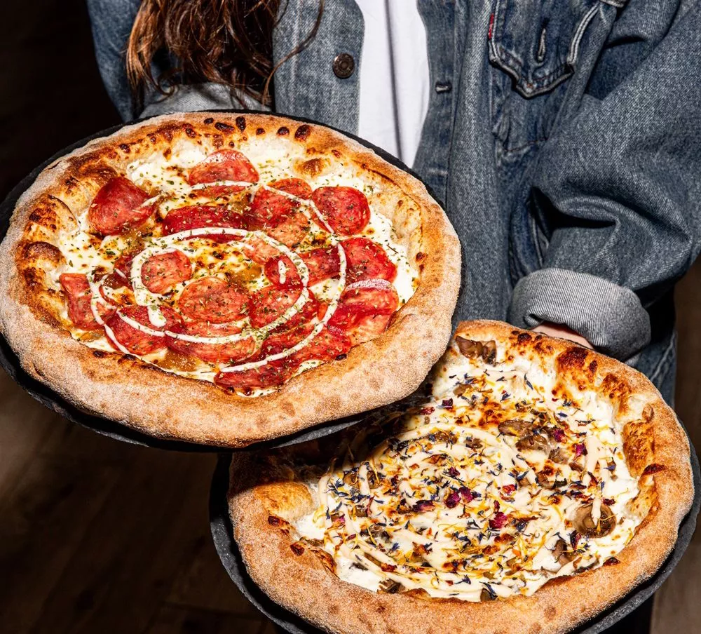 Telepizza Maestras Montañesa y Trufada./