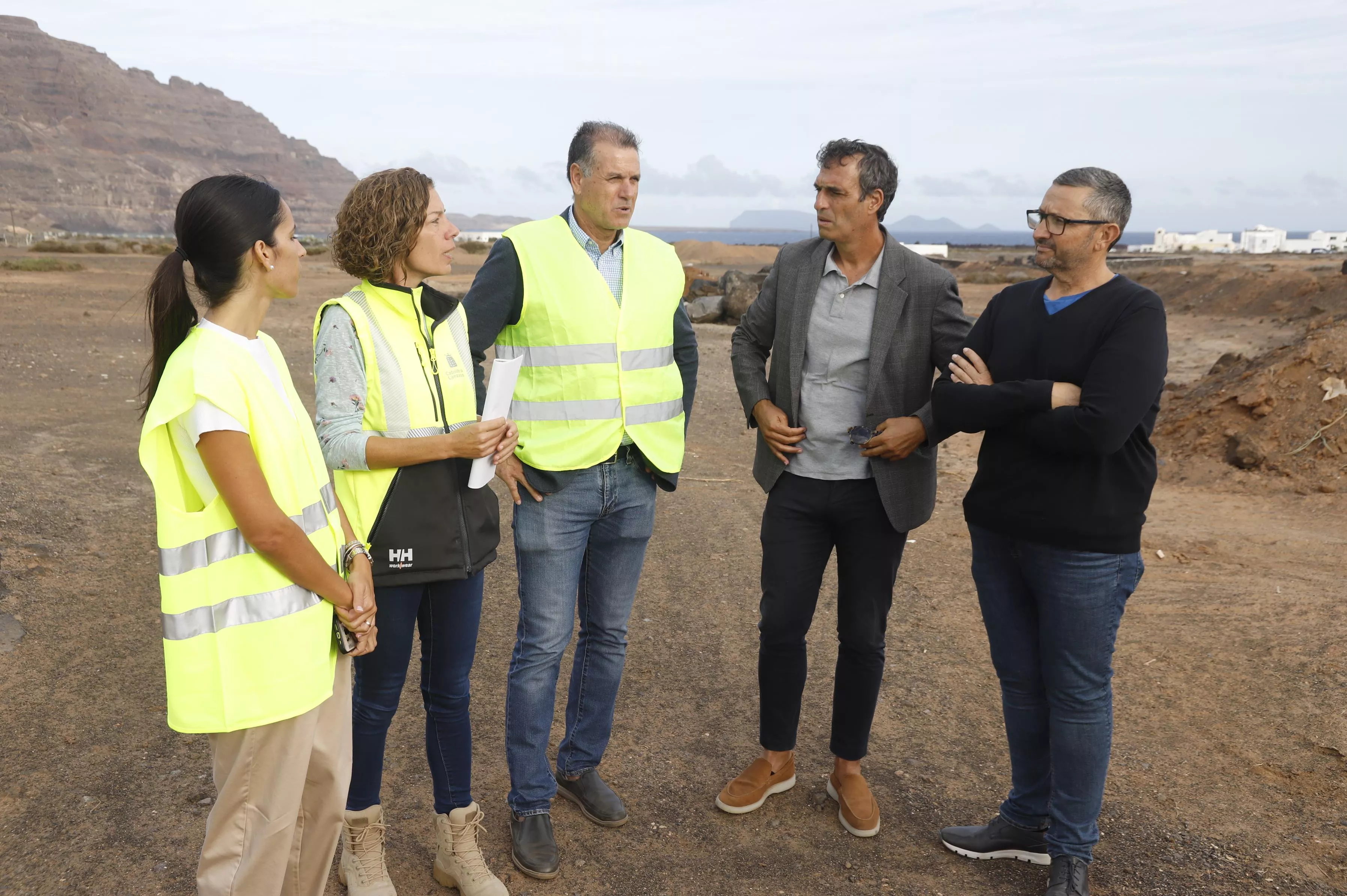 El consejero de Aguas del Cabildo de Lanzarote, Domingo Cejas, junto al alcalde de Haría, Alfredo Villalba, y otros representantes locales, visitaron la intervención para comprobar los resultados de las obras. / AH