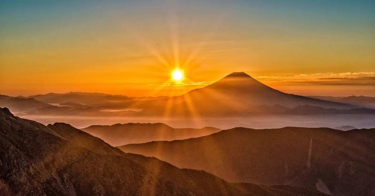Imagen de previsión meteorológica con un día soleado / CANVA