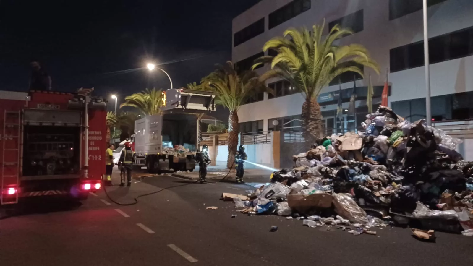 Incendio de contenedores en La Laguna. / CEDIDA