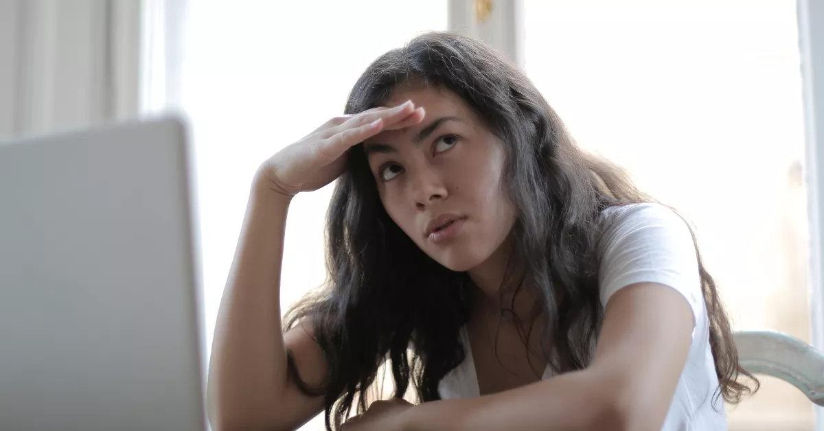 Imagen de una persona confundida por las palabras / CANVA