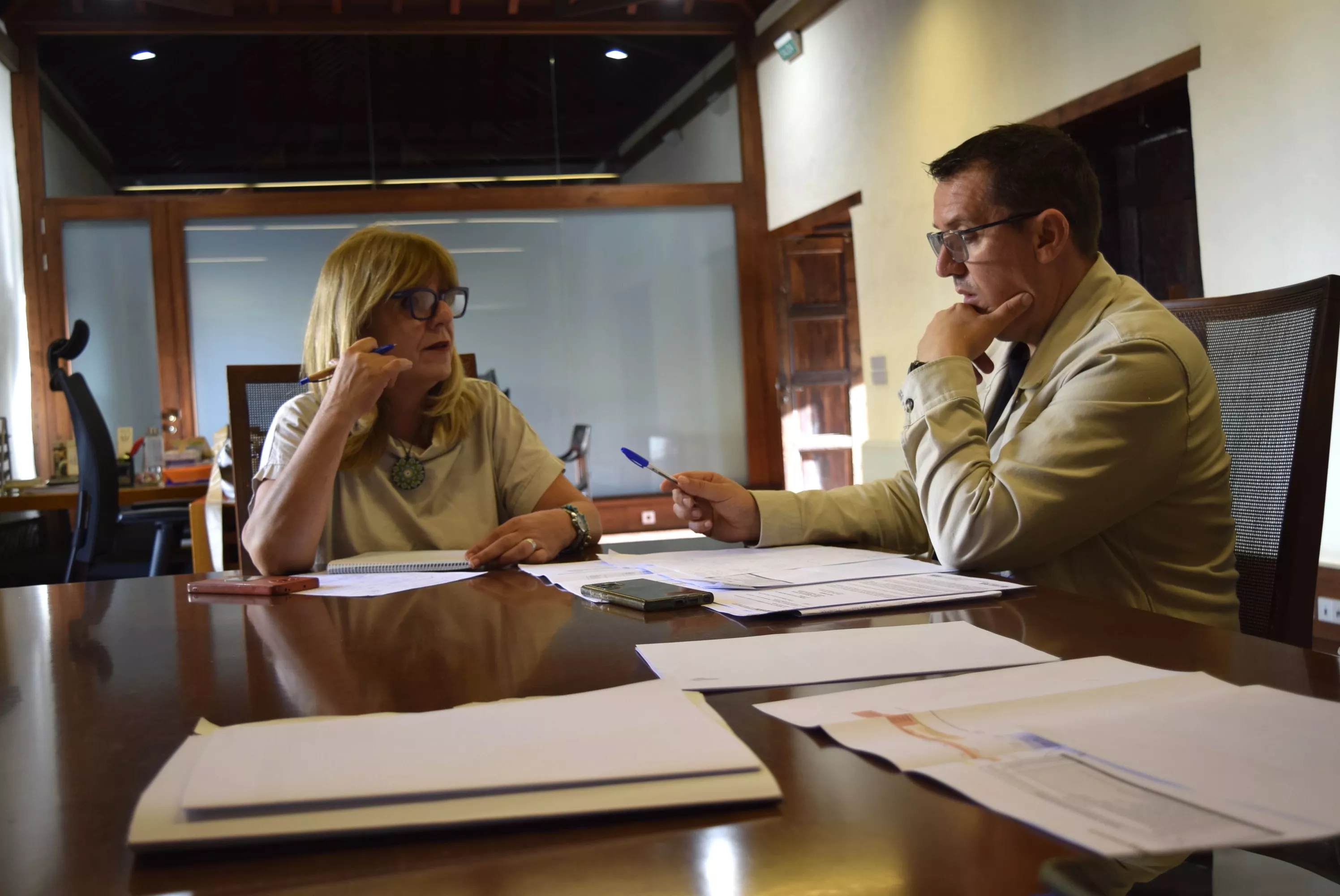 Paqui Rivero, concejala de Haciendo, y Adolfo Cordobés, edil de Vivienda y Ordenación del Territorio del Ayuntamiento de La Laguna. / AH