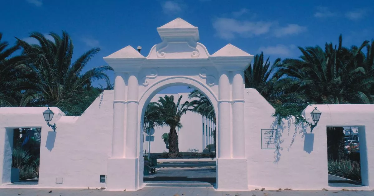 Portón frontal del Pueblo Marinero diseñado por César Manrique en Costa Teguise./ REDES. Portón frontal del Pueblo Marinero diseñado por César Manrique en Costa Teguise./ REDES.