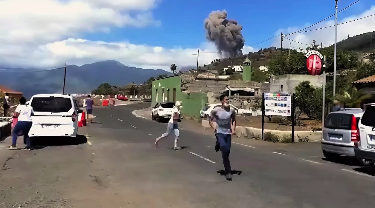 Vecinos sorprendidos por la erupción del volcán / ARCHIVO