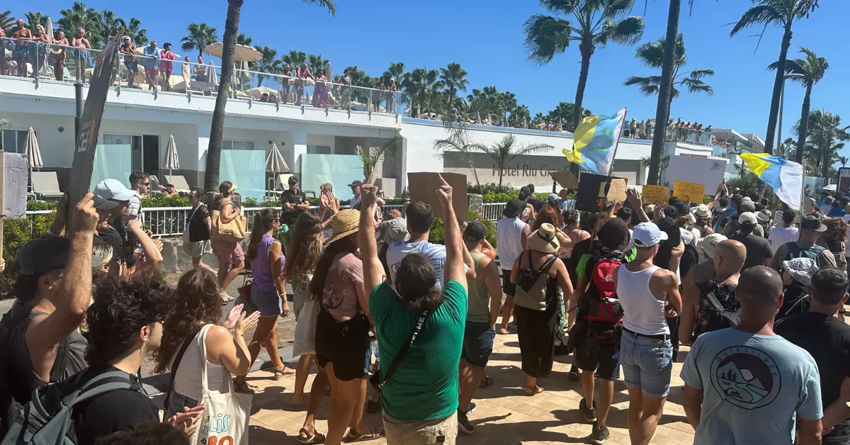 Un grupo de manifestantes increpa a los turistas alojados en un hotel / ATLÁNTICO HOY - MARCOS MORENO