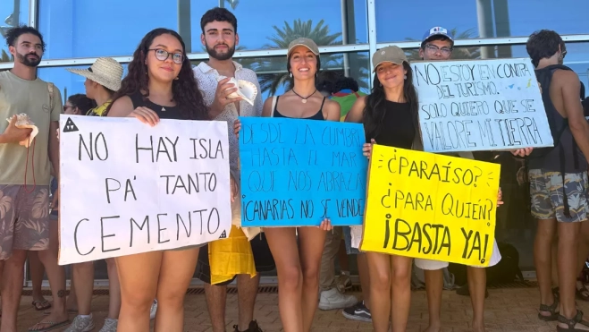 Un grupo de manifestantes posa con sus pancartas / ATLÁNTICO HOY - MARCOS MORENO