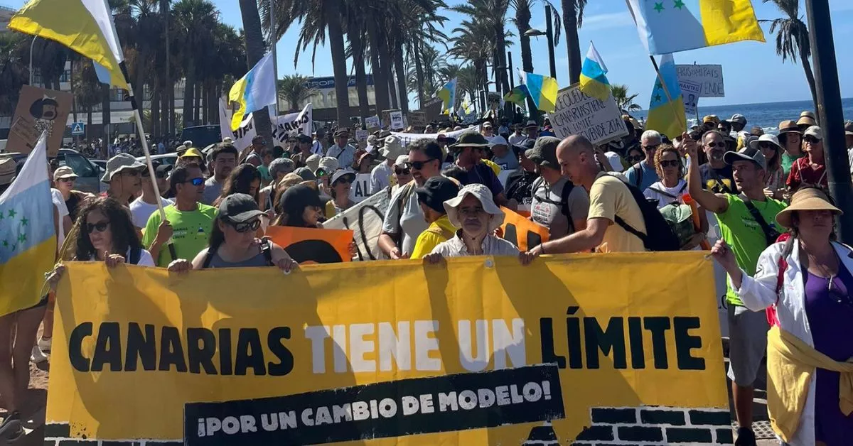 Cabecera de la manifestación 'Canarias tiene un límite' en Tenerife / AH-BELA CABRERA
