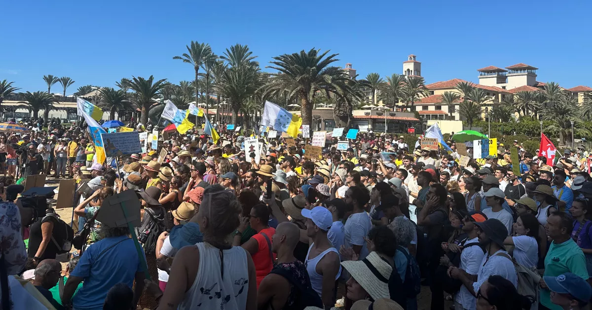 La manifestación en su llegada al faro / ATLÁNTICO HOY - MARCOS MORENO