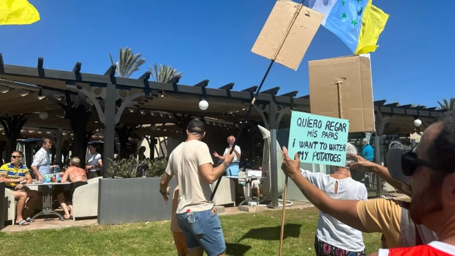 Manifestantes se dirigen a un grupo de turistas almorzando / ATLÁNTICO HOY - MARCOS MORENO