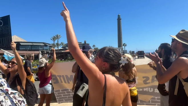Manifestantes llegando al faro / ATLÁNTICO HOY - MARCOS MORENO