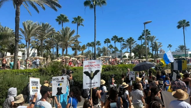 Turistas observan la manifestación desde un hotel / ATLÁNTICO HOY - MARCOS MORENO