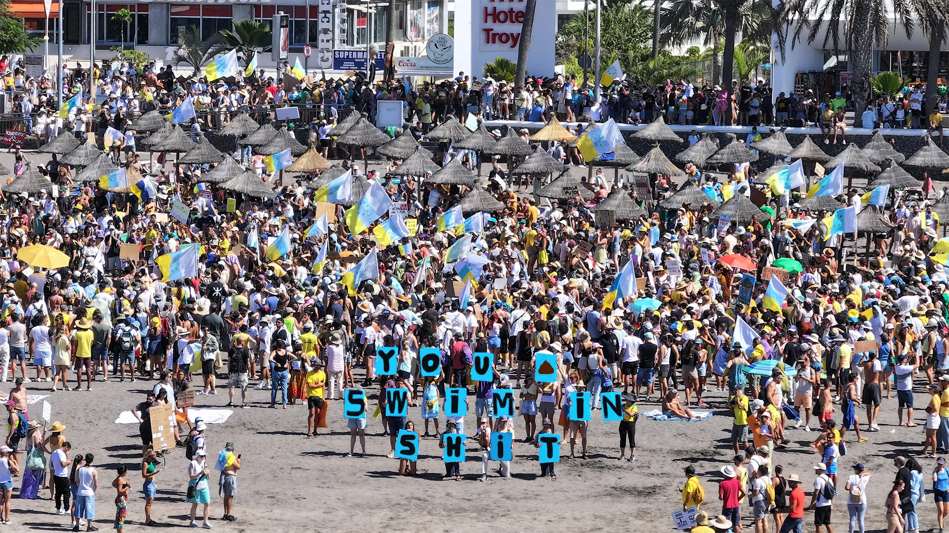 Manifestantes se congregan en la playa de Troya entre turistas./ Iván Pérez Rubiralta