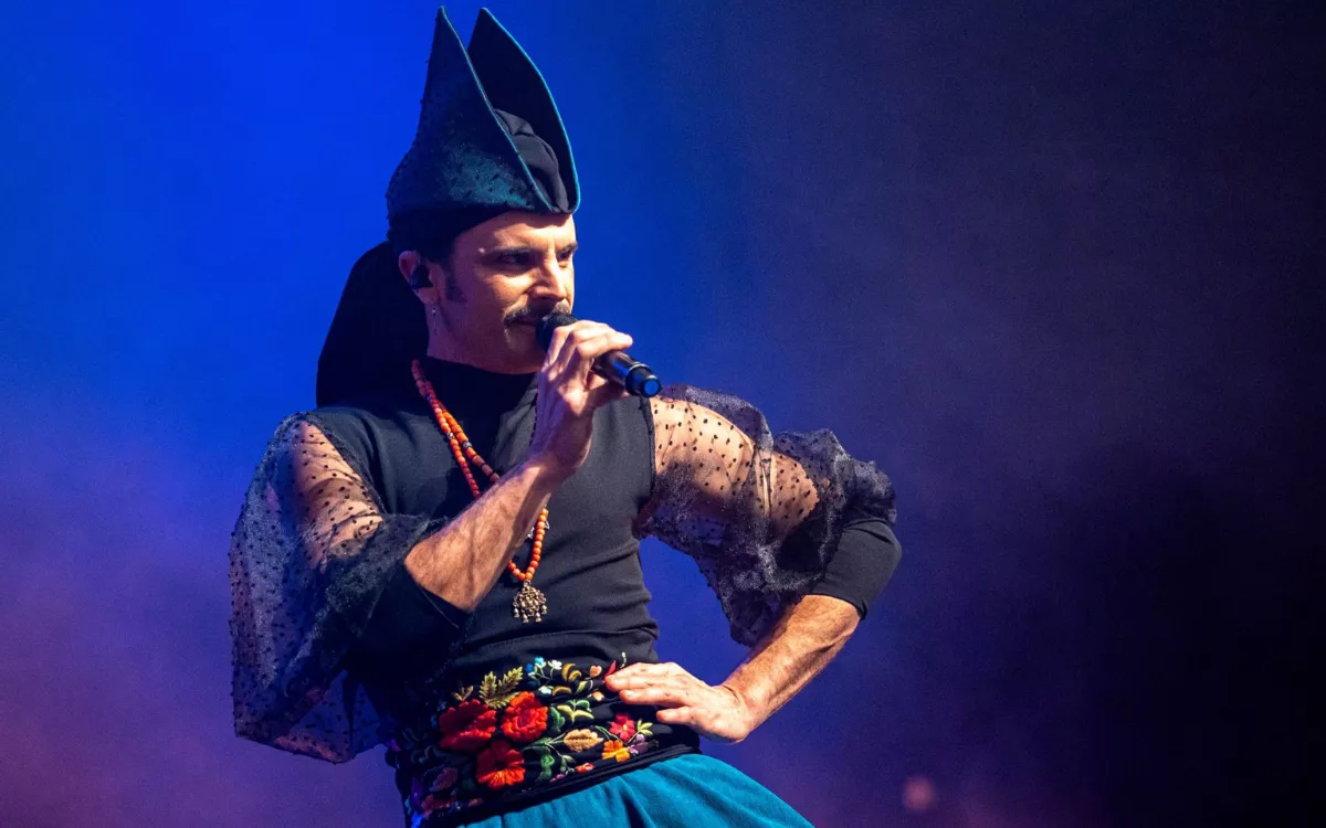 Rodrigo Cuevas, durante un concierto, visitará esta semana Canarias. / EFE