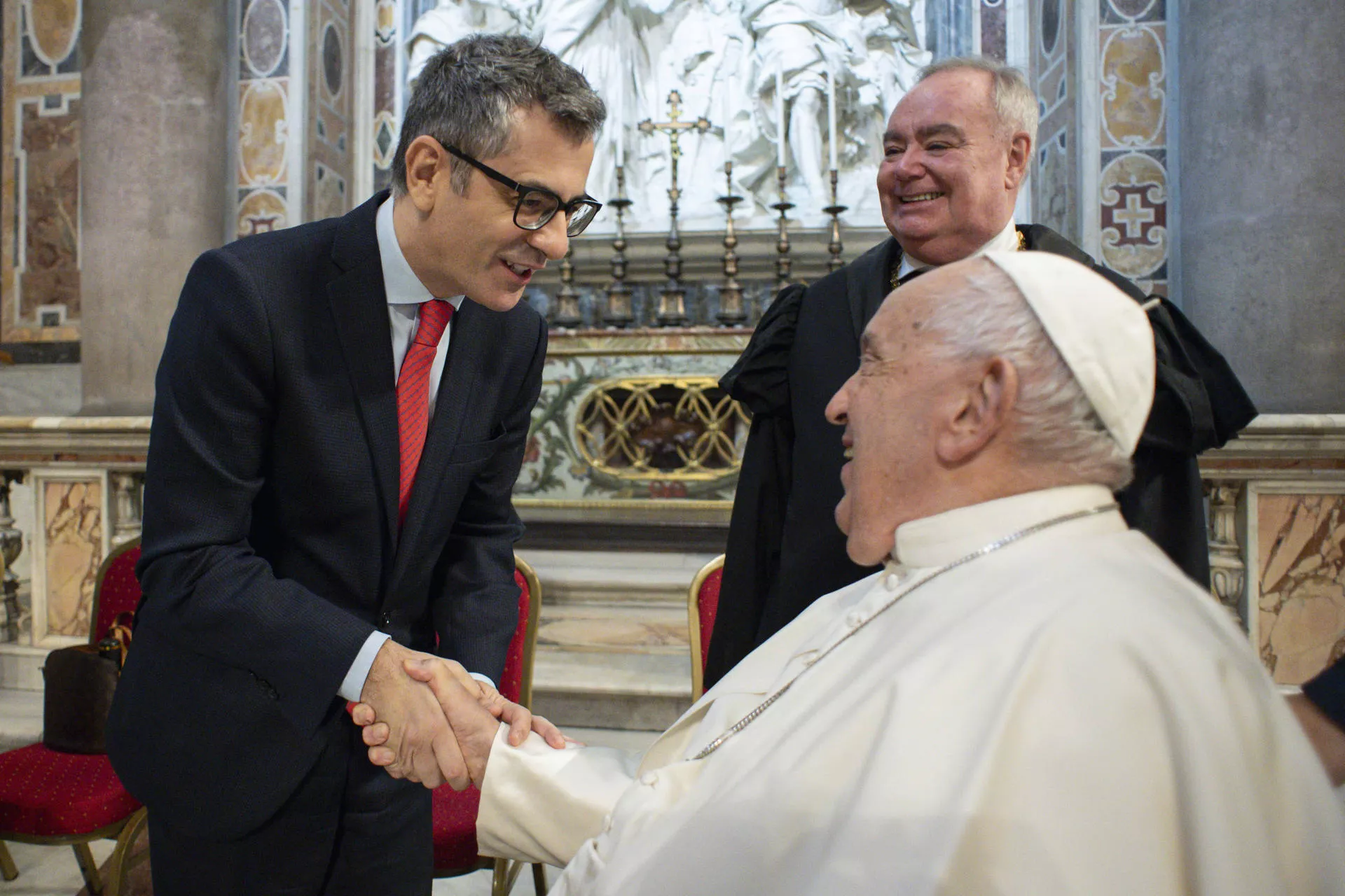 El ministro de la Presidencia, Justicia y Relaciones con las Cortes, Félix Bolaños, ha sido recibido por el papa Francisco en la Basílica de San Pedro de El Vaticano (Roma). / EFE-VATICANO