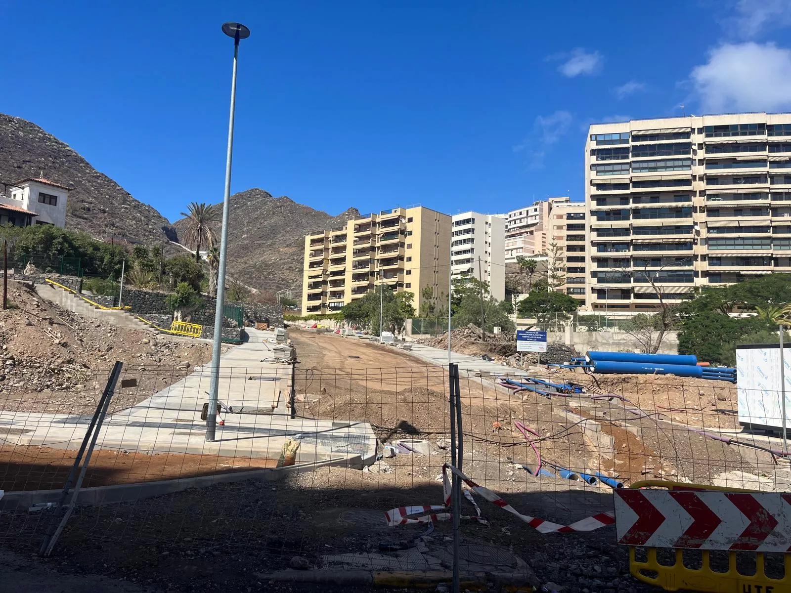 Obra por la zona de Finca Fumero con Residencial Anaga al fondo / AH / BELA CABRERA