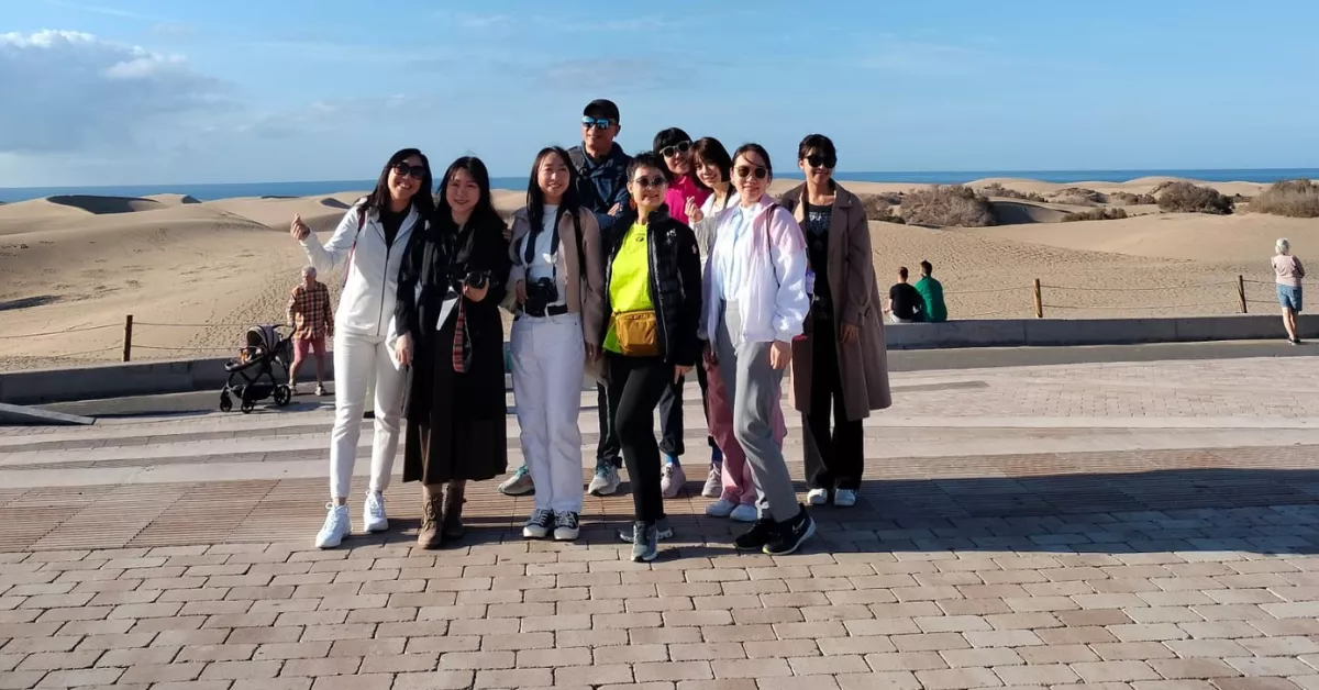 Turistas chinos frente a las dunas de Maspalomas / TURISMO DE GRAN CANARIA