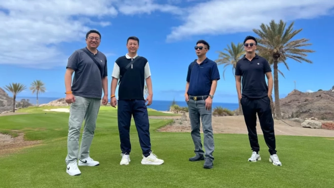 Turistas chinos en un campo de golf / TURISMO DE GRAN CANARIA