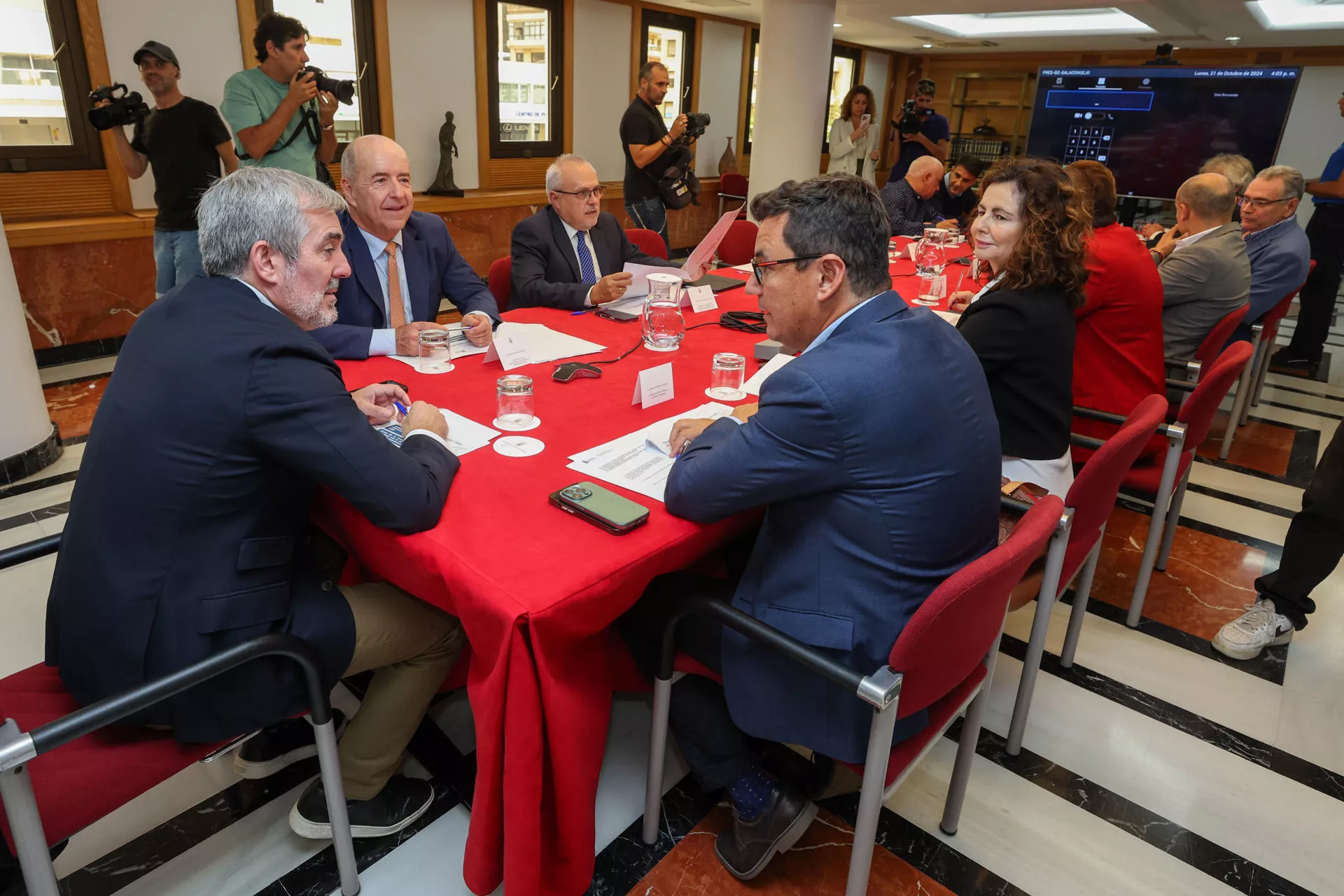 El presidente de Canarias, Fernando Clavijo (i), se reunió este lunes con los sindicatos UGT y CCOO y las patronales CEOE y CCE en su Consejo Asesor para abordar los preparativos del presupuesto de la comunidad autónoma para 2025. / ELVIRA URQUIJO-EFE El presidente de Canarias, Fernando Clavijo (i), se reunió este lunes con los sindicatos UGT y CCOO y las patronales CEOE y CCE en su Consejo Asesor para abordar los preparativos del presupuesto de la comunidad autónoma para 2025. / ELVIRA URQUIJO-EFE
