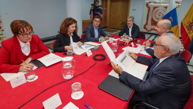Imagen de la reunión entre el consejo asesor y el Gobierno de Canarias. / ELVIRA URQUIJO-EFE