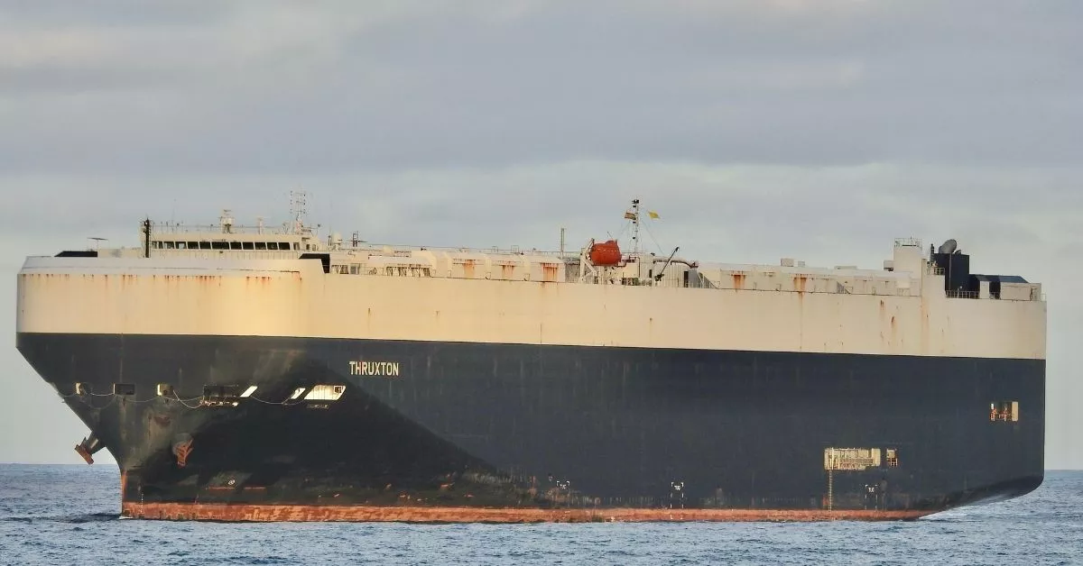 El buque portacoches 'Thruxton' inicia la maniobra de entrada al Puerto de Las Palmas. / NICOLÁS AROCHA