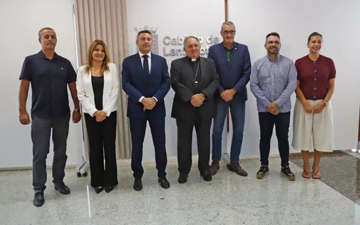 Foto de familia con políticos insulares y locales y el obispo de la Diócesis de Canarias, durante la presentación del acuerdo. / CABILDO DE LANZAROTE