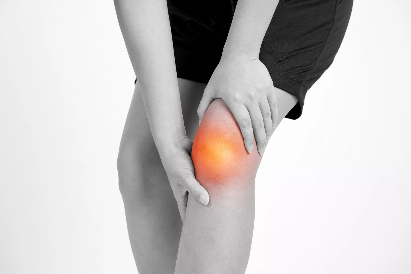 Un hombre se queja de dolor en la rodilla. Una artroscopia puede ser la solución  / QUIRÓNSALUD