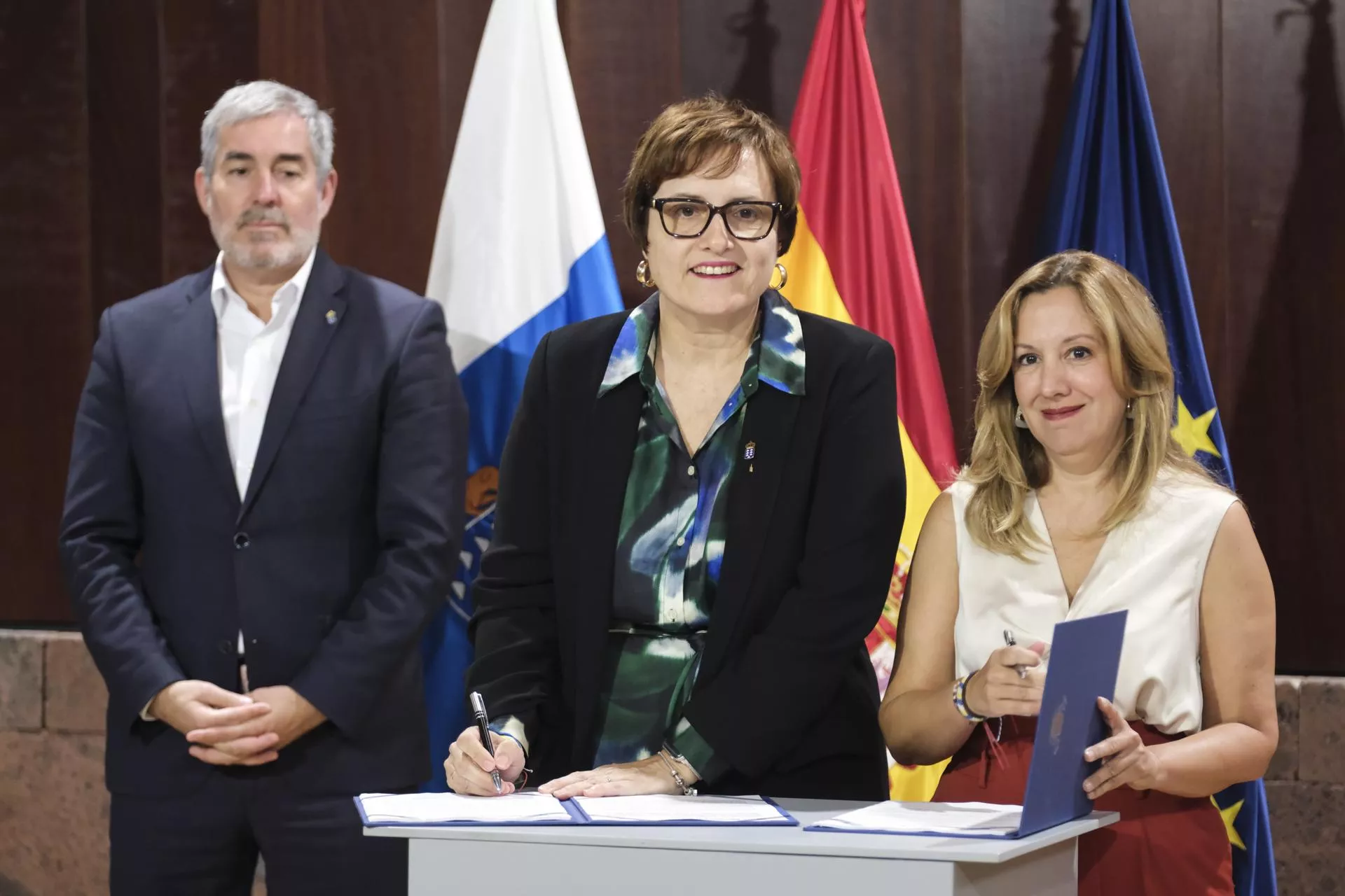 El presidente del Gobierno de Canarias, Fernando Clavijo, la consejera Candelaria Delgado y y la presidenta del Cabildo de Tenerife, Rosa Dávila./ EFE