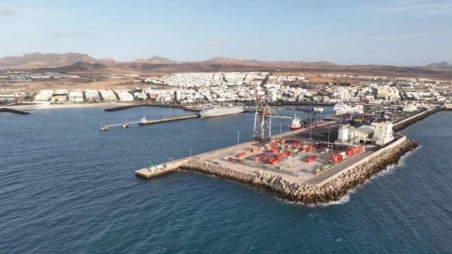 Puerto del Rosario, en Fuerteventura, cuyos muelles propone electrificar el PSOE para reducir las emisiones de los barcos. / AH