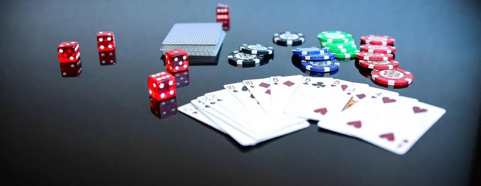 Cartas, datos y fichas de casino / PXHERE