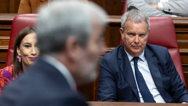 El portavoz del GP Socialista Canario, Sebastián Franquis (d), atiende a la exposición del presidente del Gobierno de Canarias, Fernando Clavijo, durante el pleno del Parlamento de Canarias. / MIGUEL BARRETO-EFE
