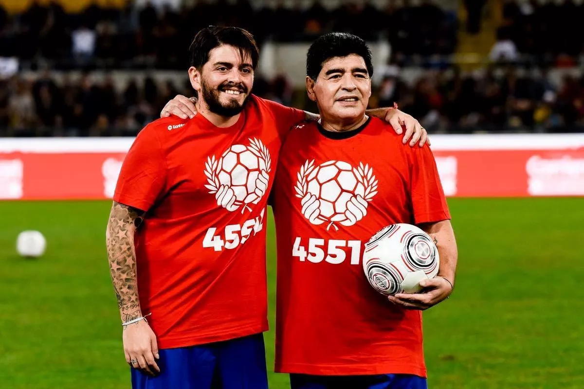 Diego Maradona Sinagra junto a su padre, el legendario futbolista argentino Diego Armando Maradona./ X.