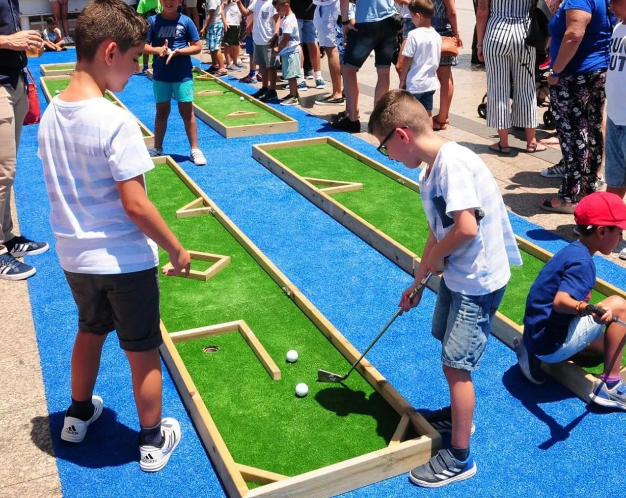 Niños jugando al minigolf./ CEDIDA