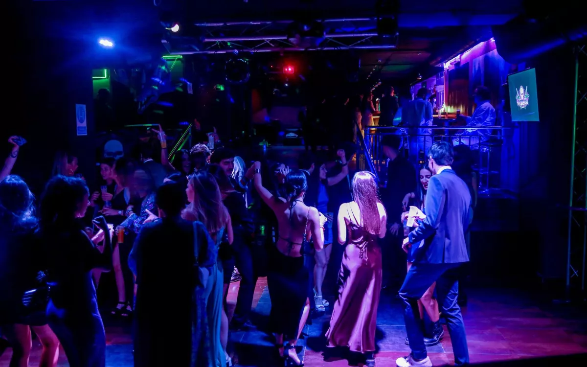 ¿Qué se puede hacer estando de baja? Nada que retrase la vuelta al puesto de trabajo. En la imagen, varias personas bailan en una pista de una discoteca. / EUROPA PRESS