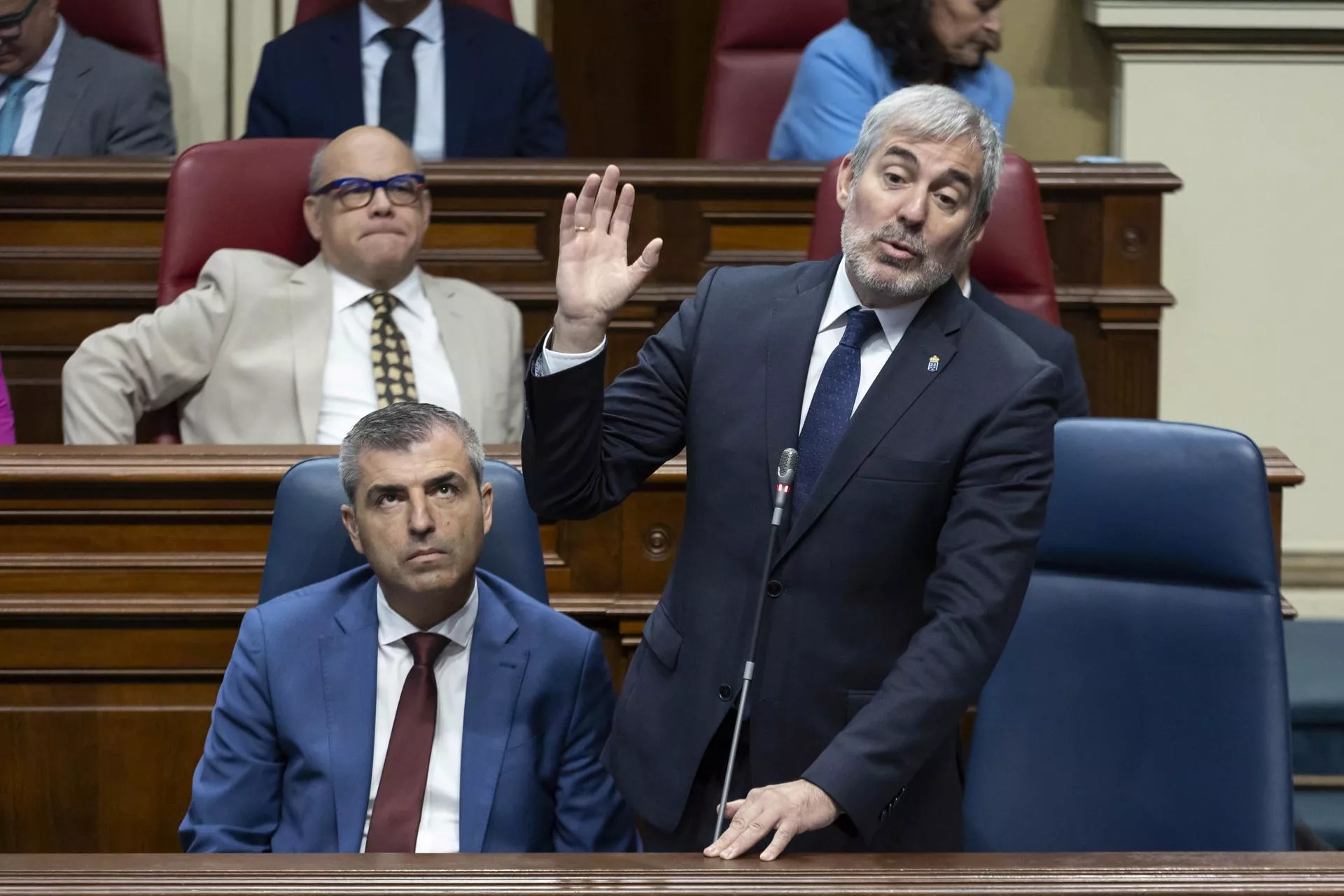 Fernando Clavijo, ante la mirada de Manuel Domínguez, anunció que los cabildos podrán aplicar un recargo de hasta 2 céntimos por litro de combustible en 2025. / MIGUEL BARRETO-EFE